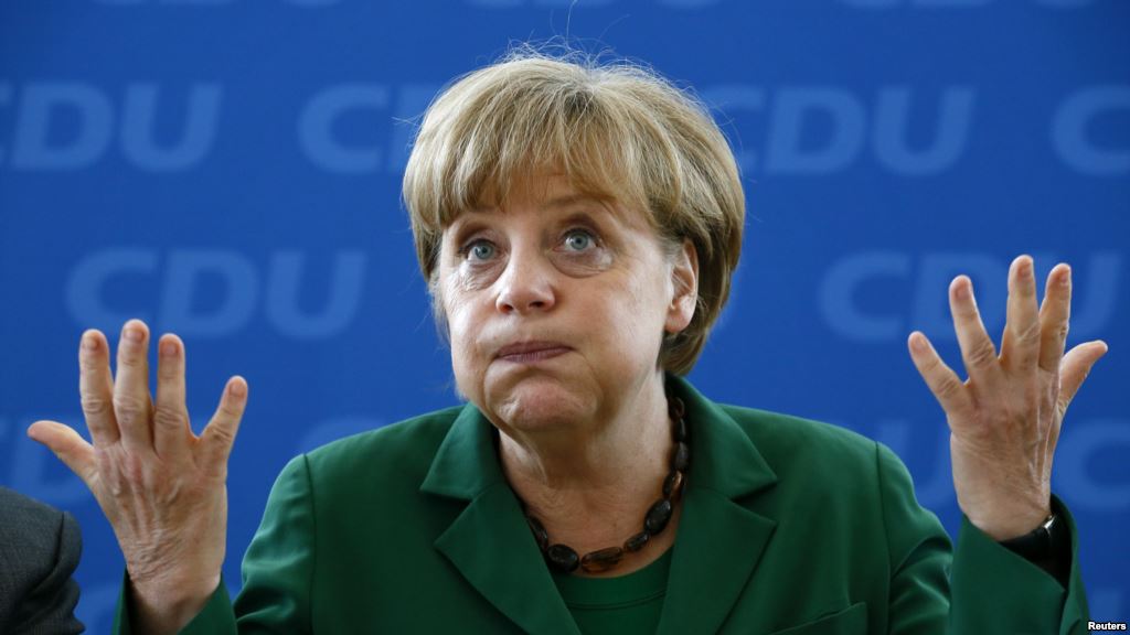 К приемной Меркель подложили свинью