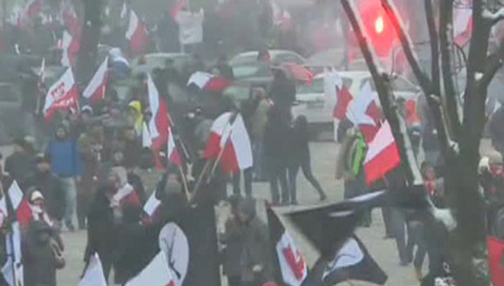 На шествии в Варшаве сожгли украинский флаг и призвали вернуть «польский Львов»