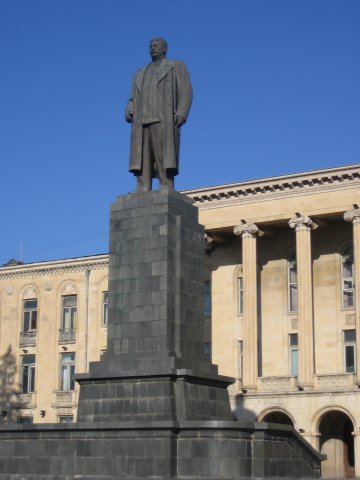 Так выглядел памятник Сталину в Гори