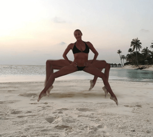 Сексуальная брюнетка раздвинула дружку ноги прямо на пляже Video