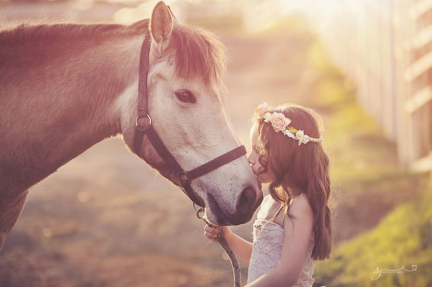 photographers-from-all-over-the-world-capture-amazing-photos-of-children-and-animals-36__880.jpg