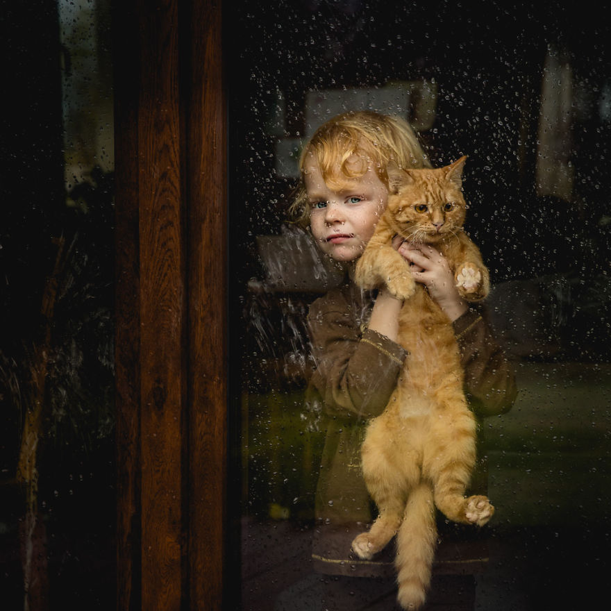 photographers-from-all-over-the-world-capture-amazing-photos-of-children-and-animals-9__880%20%281%29.jpg