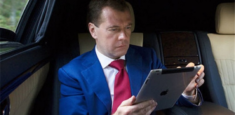 ПОСЛЕ ВЫБОРОВ ... - Страница 8 Medvedev-does-not-plan-abandon-use-Apple-products-0%20%282%29