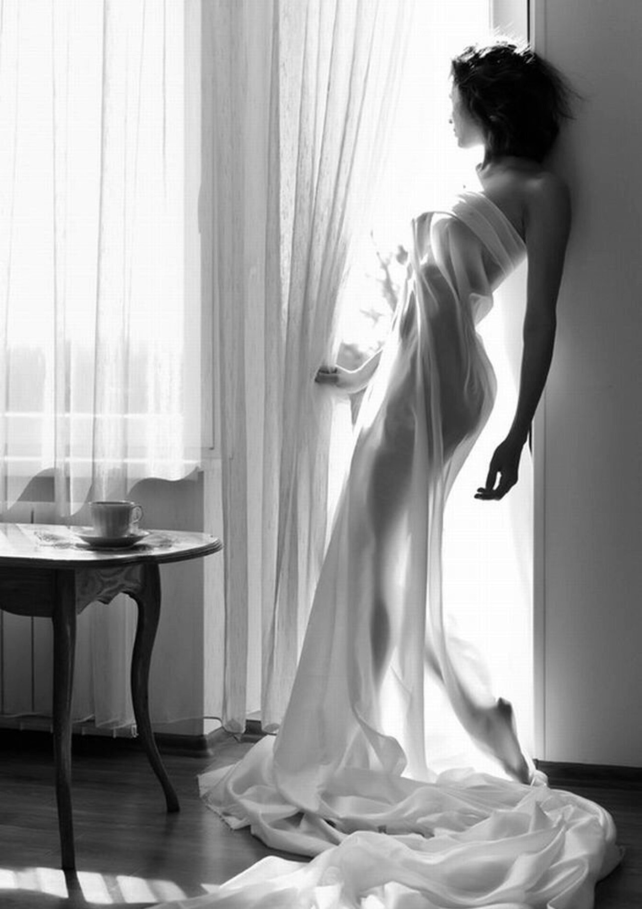 Жена с красивой фигурой в длинной прозрачной ночнушке фото