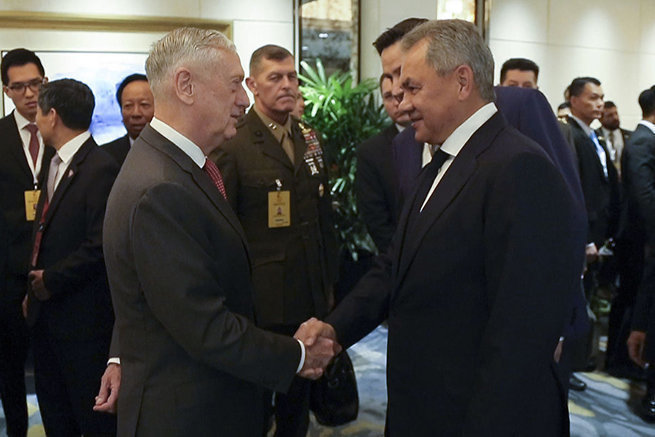 Министры обороны России и США впервые встретились друг с другом