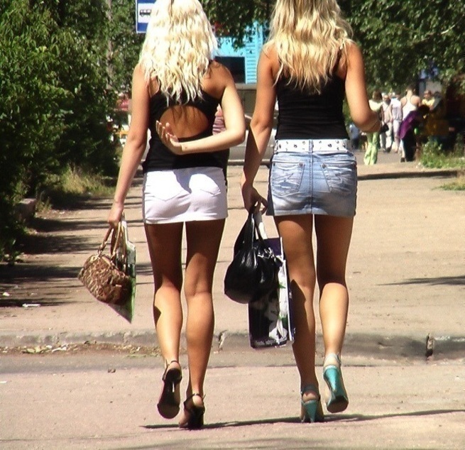 Две голые девушки гуляют по улицам города