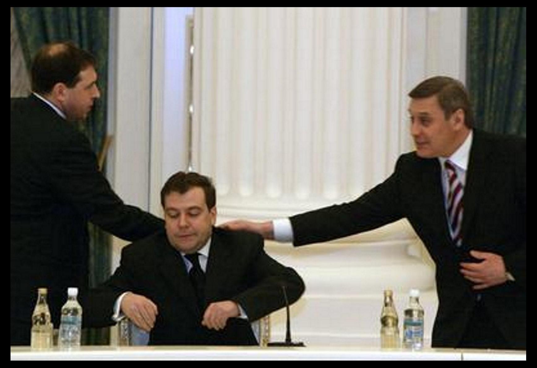 Медведев юрист. Медведев лилипут. Медведев и Касьянов. Медведев коротышка.