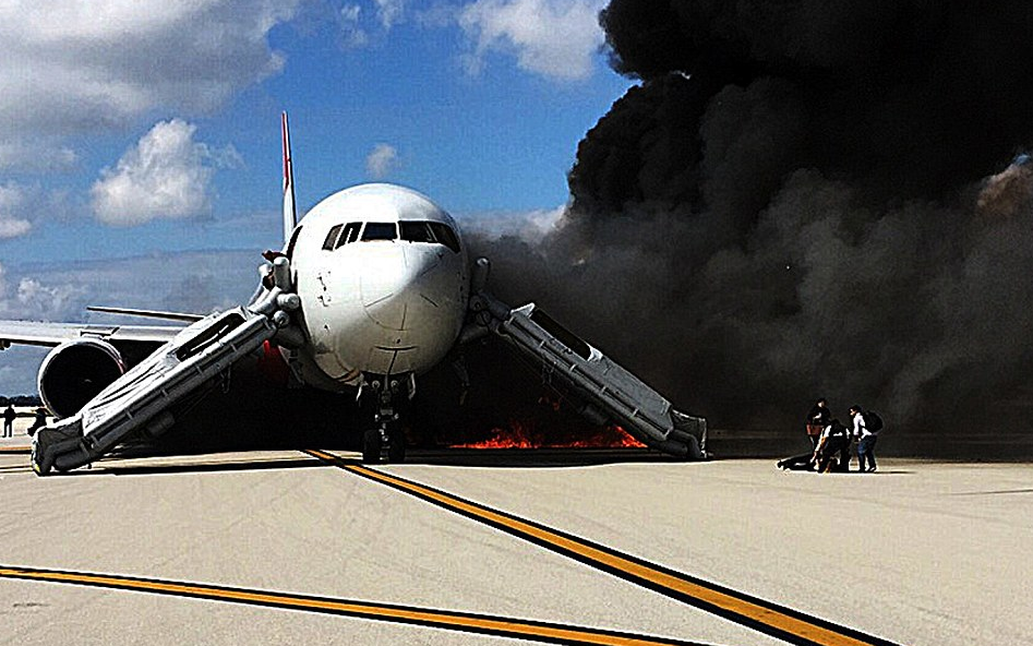 Картинки видео самолет. Boeing 767 Дубай. Пассажирский самолет на взлетной полосе. Боинг на взлетной полосе. Горящий пассажирский самолет.