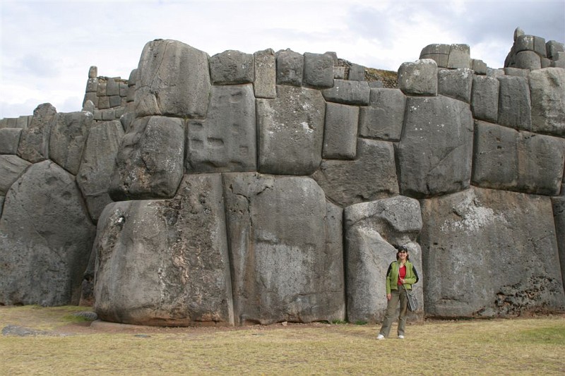 Камень в древнее время. Мачу Пикчу мегалиты. Мегалитическая полигональная кладка. Мегалиты полигональная кладка. Каирн Мегалит.