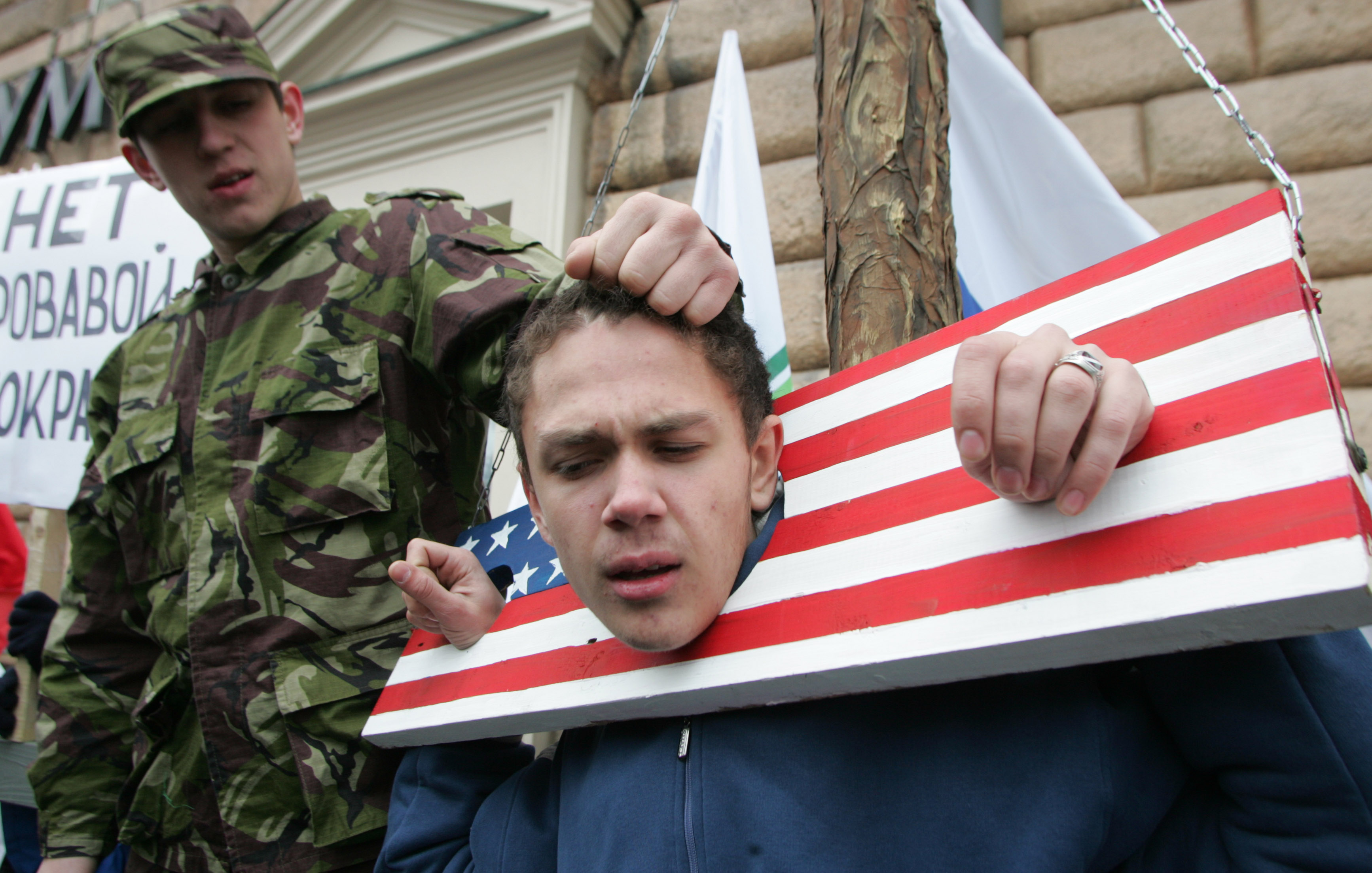 Живет америка с европой. Американцы на Украине. Русские против американцев. Русский и американский солдат.