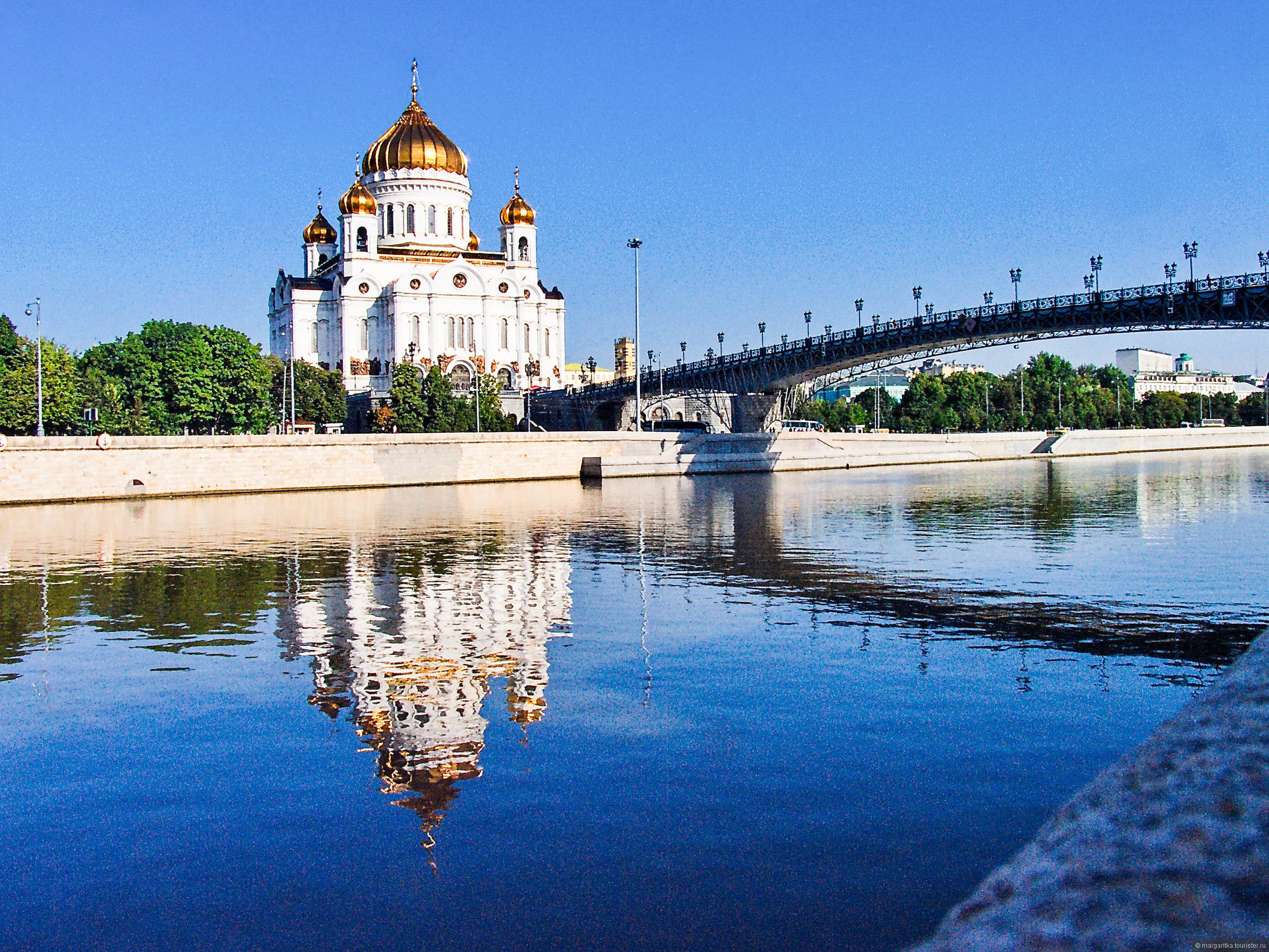 Москва возле. Храм Христа Спасителя река. Храм Христа Спасителя вид с реки. Москва река Церковь Христа Спасителя. Виды храма Христа Спасителя Москвы.