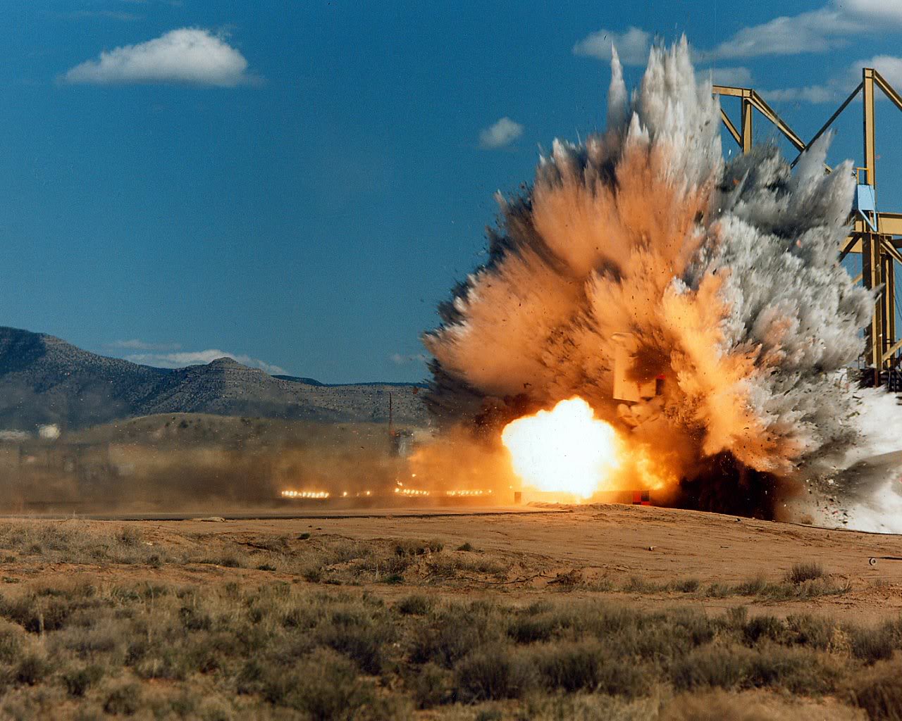 взрыв от ракеты раст фото 40