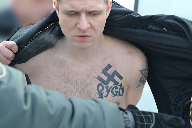 Кировского заключенного оштрафовали за татуировки в виде свастики