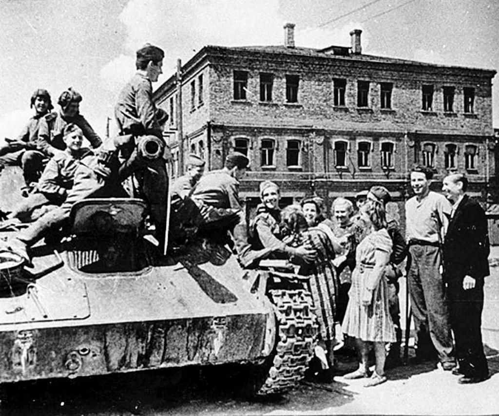 Летом 1944 г. Освобождение советскими войсками Минска, 1944г.. 3 Июля 1944 г освобождение Минска. Освобождение Минска операция Багратион. Освобождение Минска от фашистских захватчиков 3 июля 1944 года.