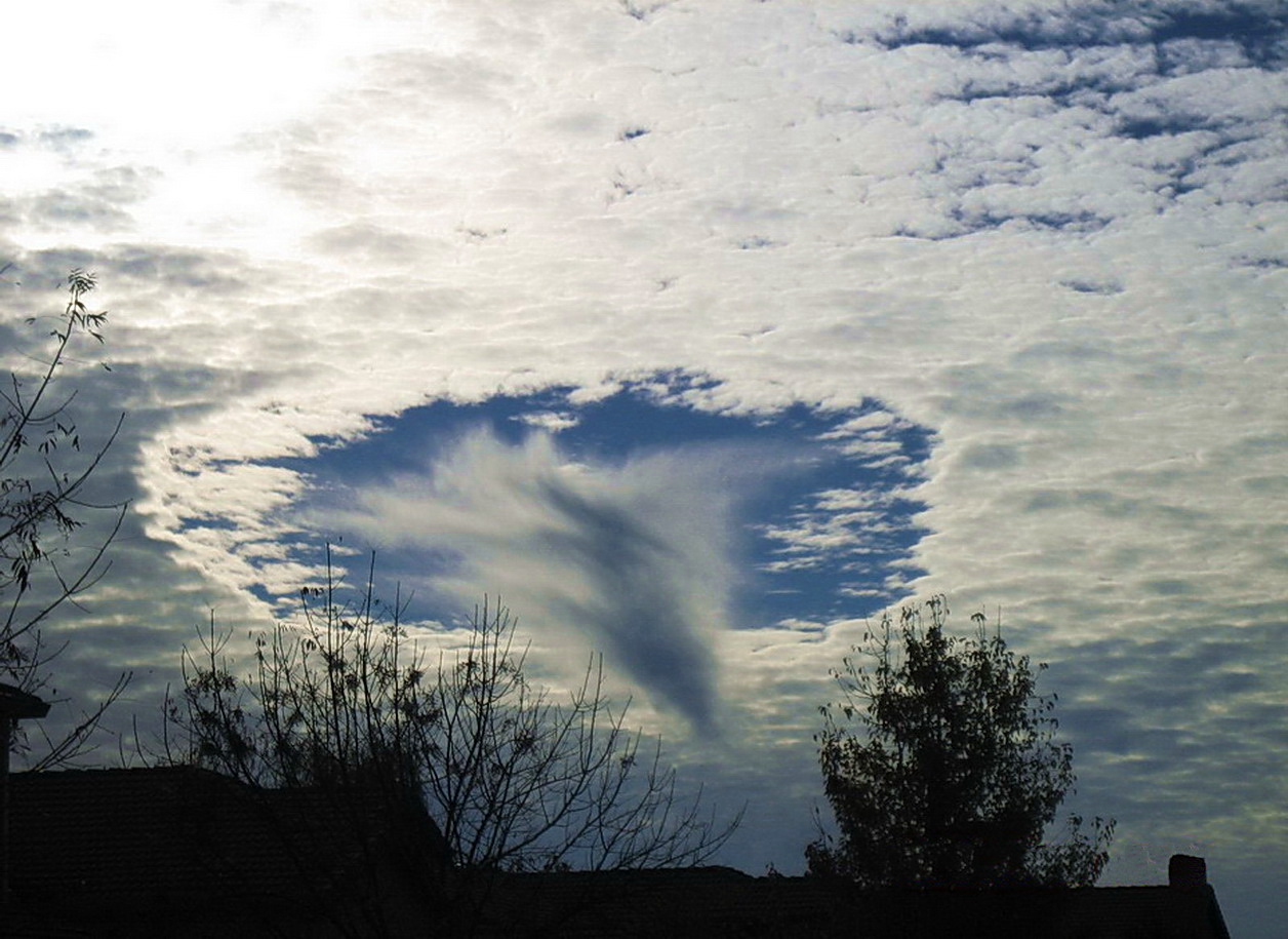Утечка облака. Облака интересной формы. Необычные облака. Необычные облака в небе. Облака форма.