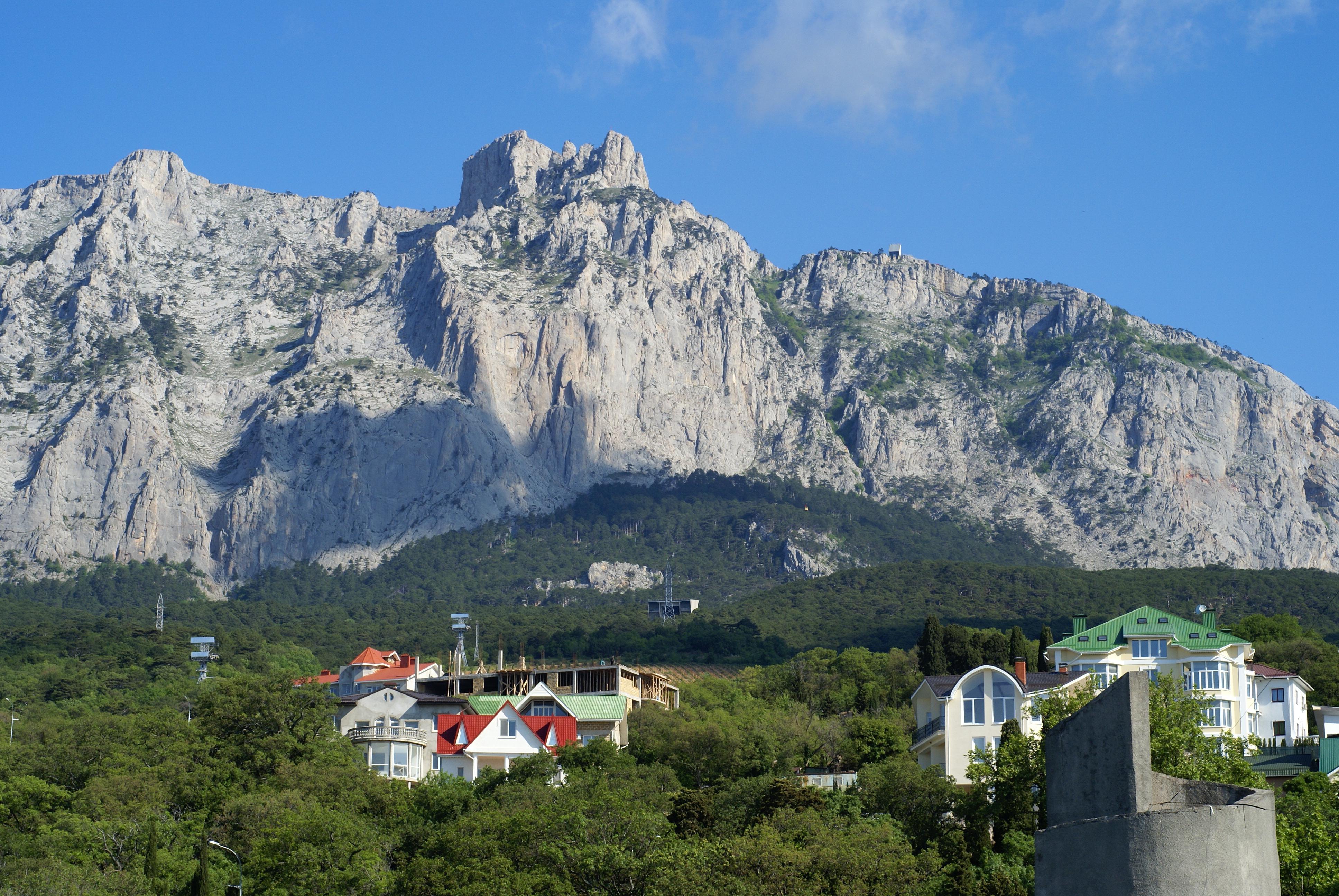 Ай петри корпуса. Ялта гора ай-Петри. АЙПЕТРИ Крам гора. Крымские горы ай Петри. Вид с горы ай Петри.