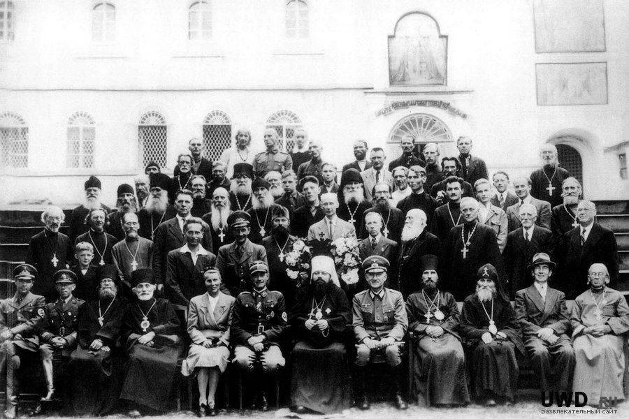 Картинки по запросу редкий снимок: Монахи Псковско-Печерского монастыря с немецкими офицерами. Фото 1941 года