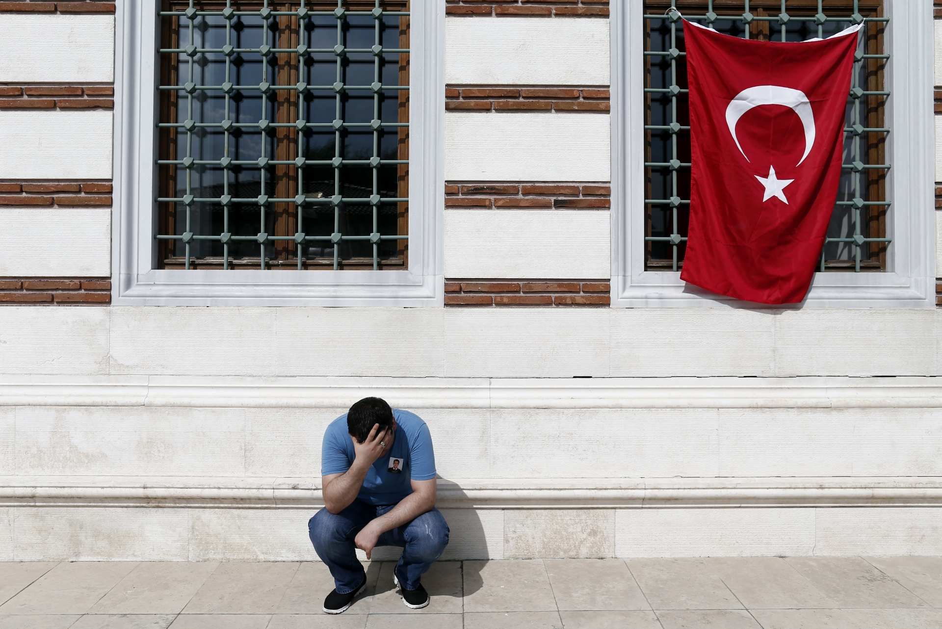 Стамбульская инициатива. День траура спущенный флаг Турции.