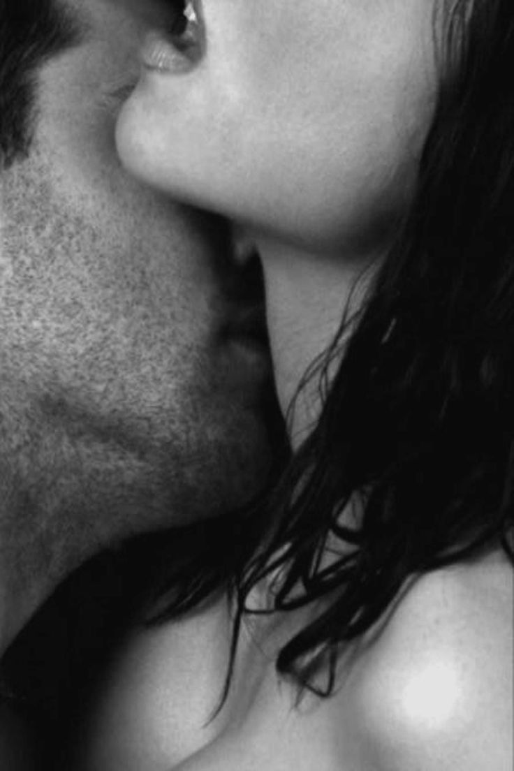 Красивый поцелуй груди. Страстные поцелуи. Нежный поцелуй в грудь. Поцелуй в шею. Поцелуи страстные в губы.