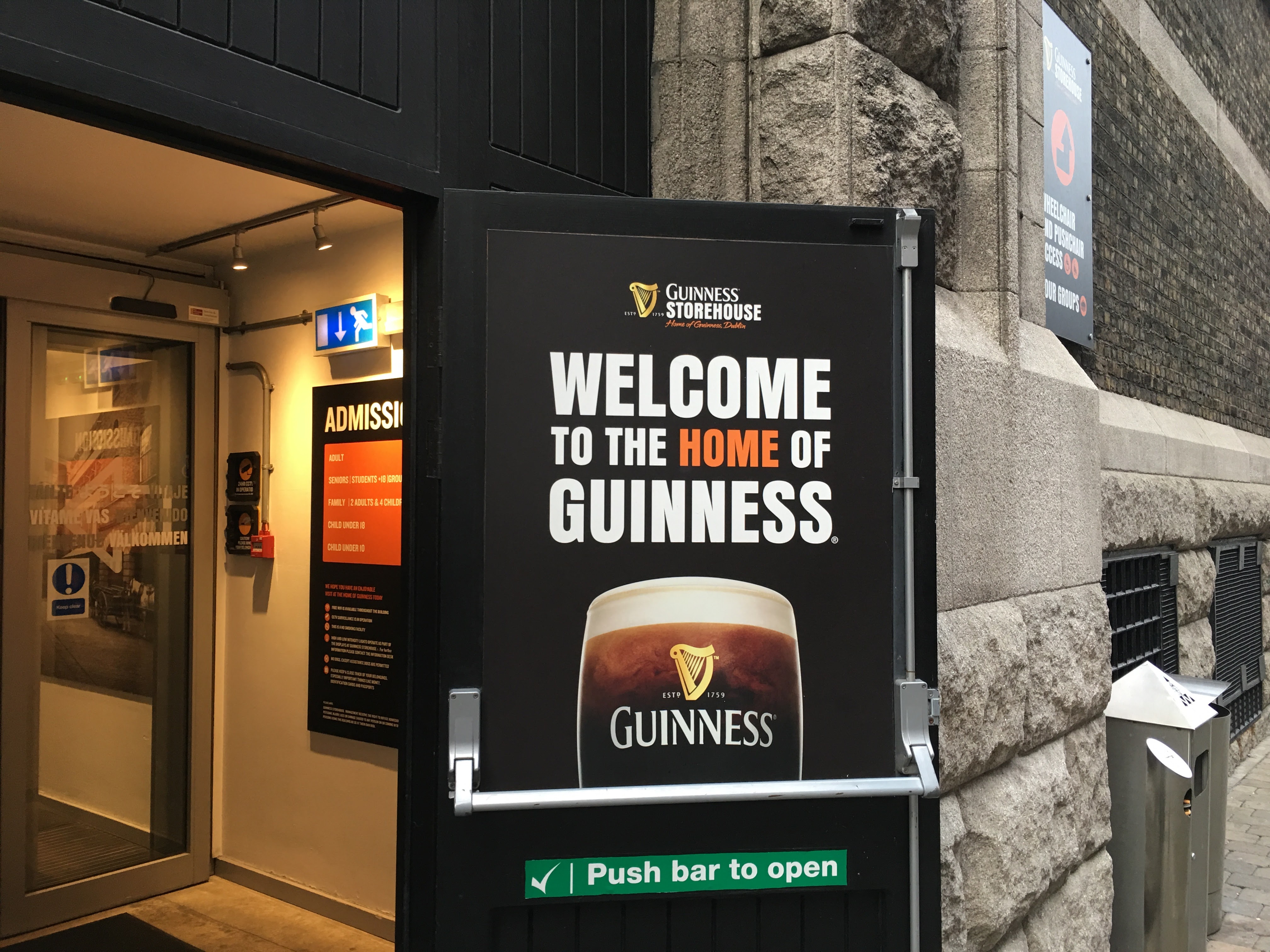 Пуш бар. Guinness вывеска.