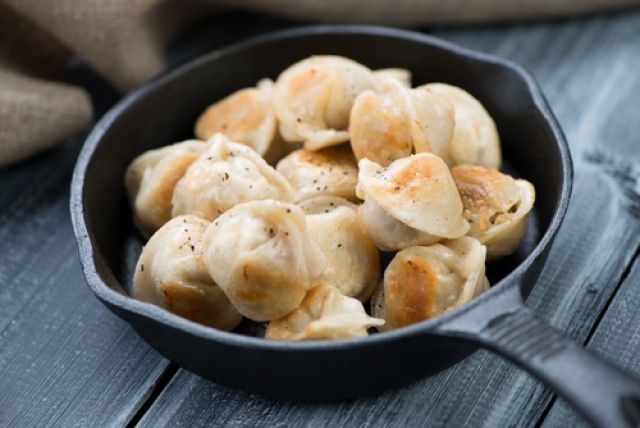 Пельмени жареные на сковороде со сметаной и сыром пошаговый рецепт с фото в домашних условиях