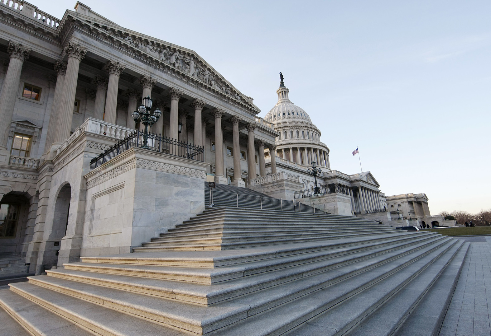 Бескультурный. Fence around of Congress in USA.