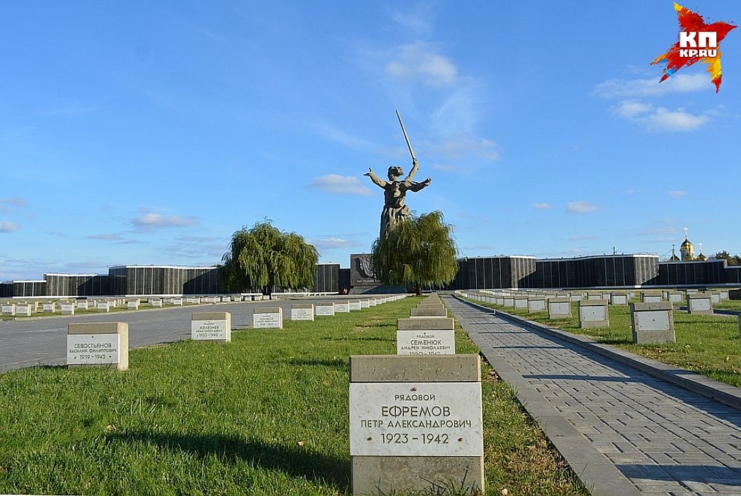 Мамаев курган захоронено. Мемориальное кладбище на Мамаевом Кургане. Воинское мемориальное кладбище Волгоград. Мемориальное военное кладбище Мамаев Курган. Воинское мемориальное кладбище Мамаев.