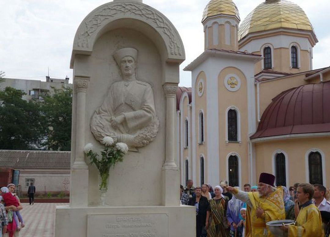 Ростов памятник врангелю. Памятник Врангелю в Керчи. Керчь памятник барону Врангелю. Врангель Петр Николаевич памятник. Памятник Петру Врангелю.