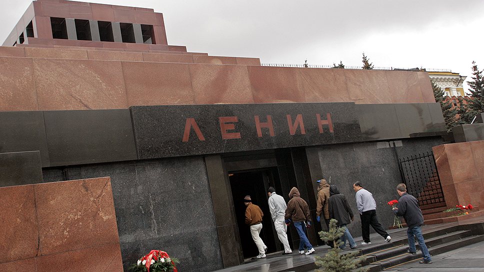 Почему стоит ленинский. Мавзолей Ленина похороны Ленина. Саркофаг Ленина в мавзолее.