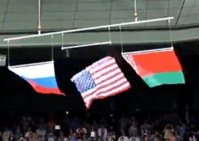 Гимн флагу сша. Падение флага США под гимн России. Падение американского флага на Олимпиаде. Поднятие флага на соревнованиях. Американский флаг упал.