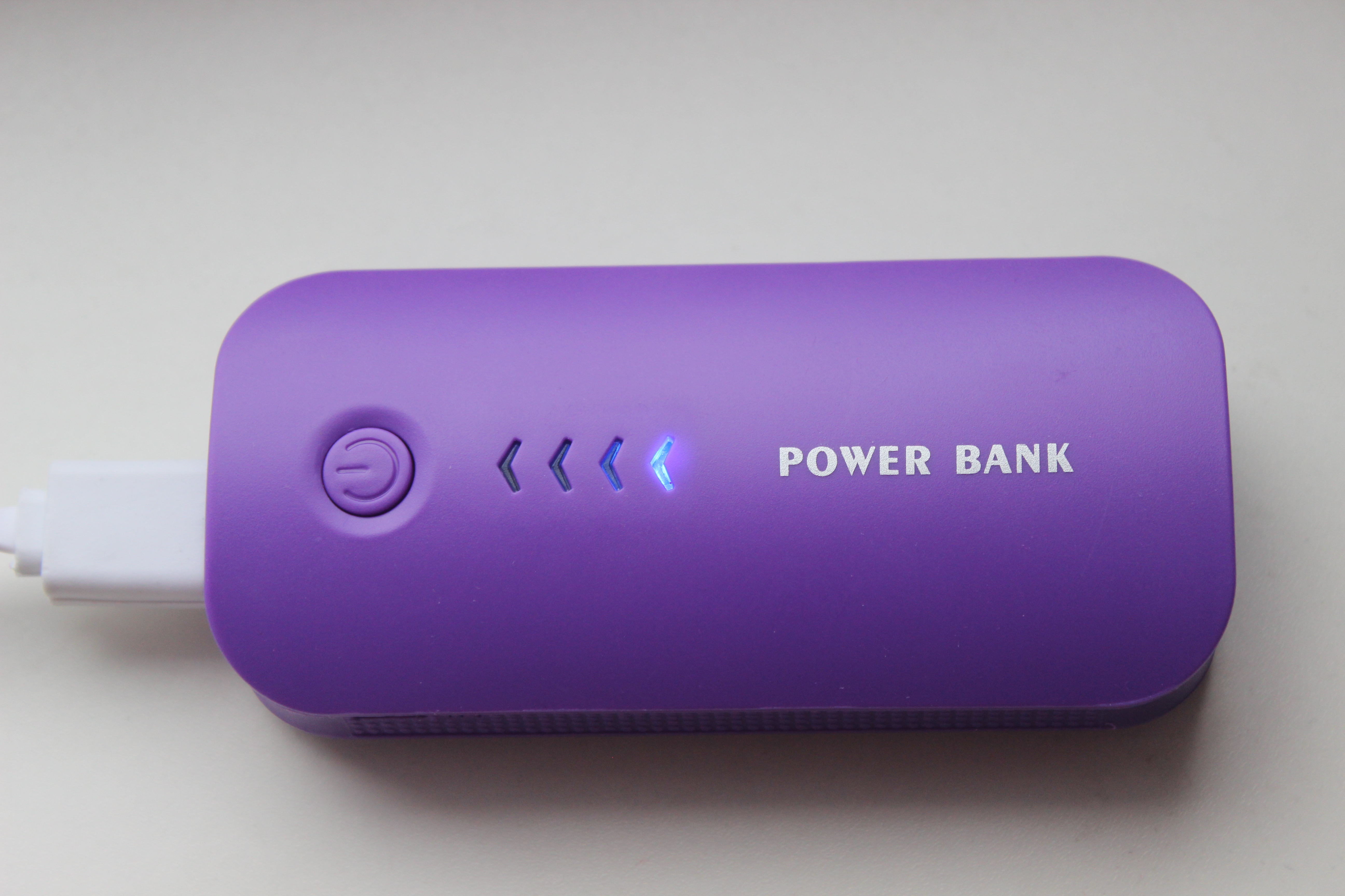 Пауэр банк мощность. Power Bank беспроводная зарядка. Повер банк фиолетовый. Повербанк вид сверху. Power Bank брендированный.