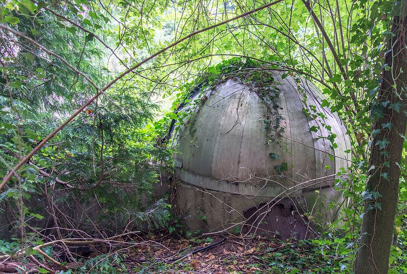 Заброшенная обсерватория. Обсерватория в лесу. Горы заброшенная обсерватория.