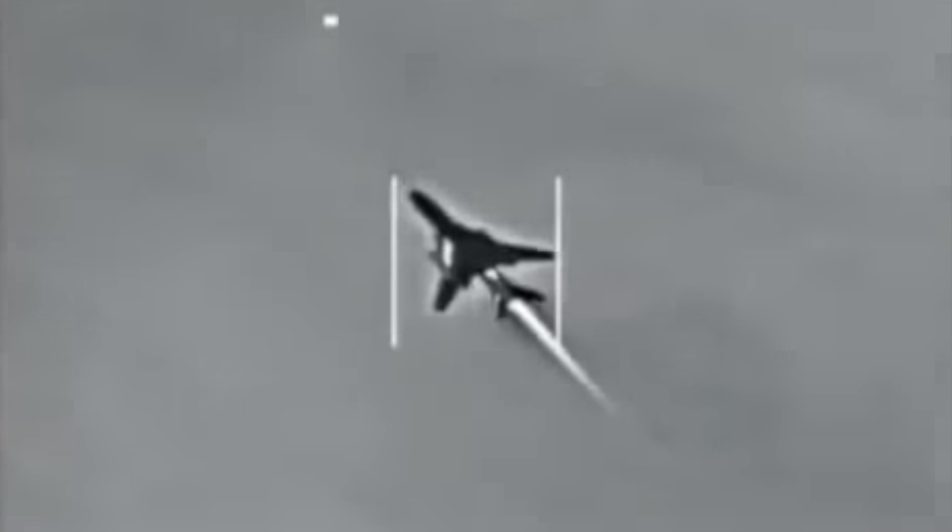 Почему сбивают свои самолеты. Падающий истребитель. Hornet сбил сирийский Су 22.