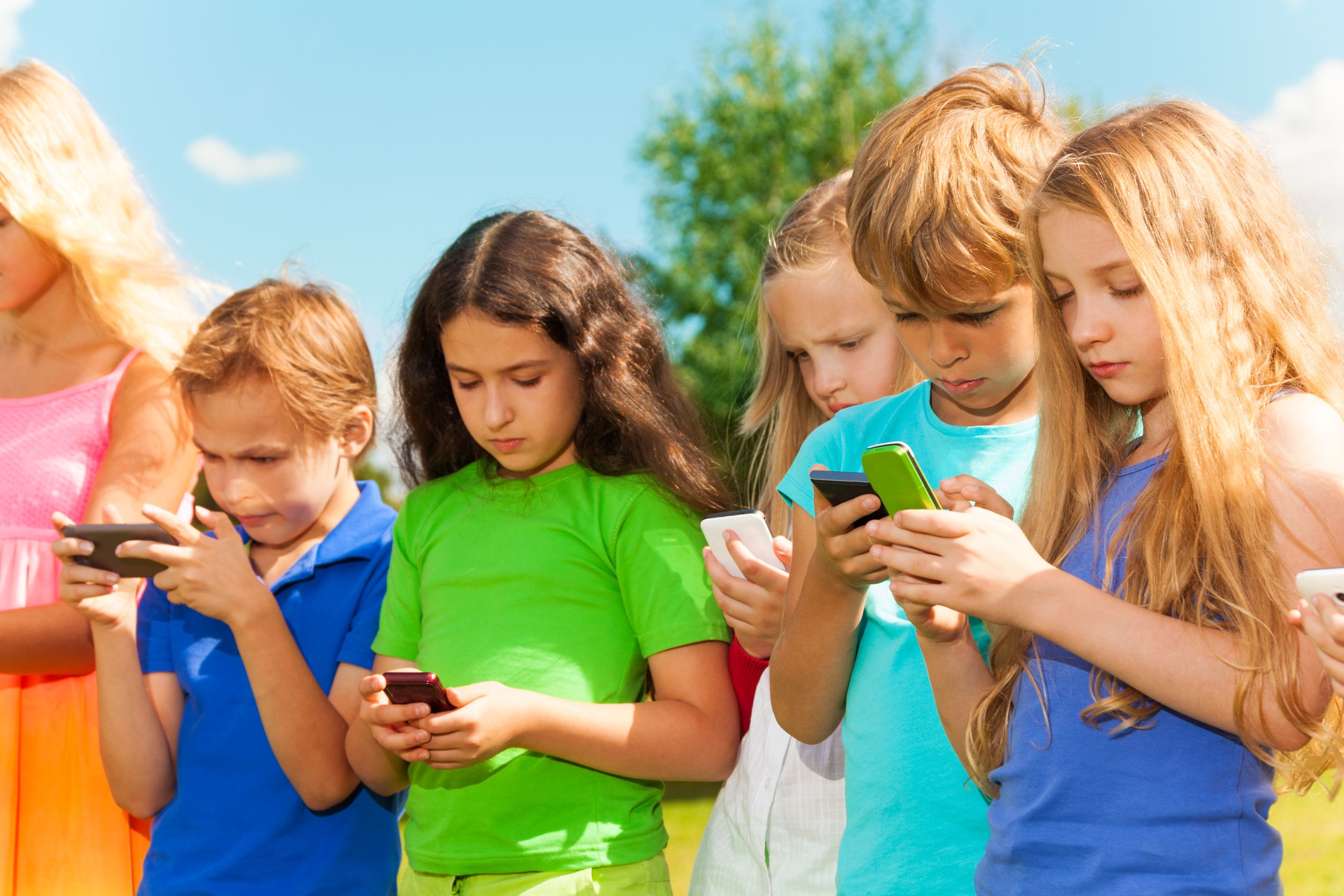 Во время каникул подростки. Ребенок со смартфоном. Общение детей. Подросток с телефоном. Дети играющие в телефон.
