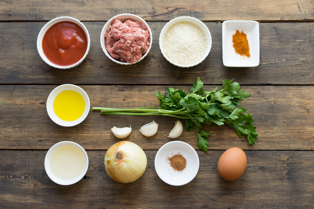 Подобранные ингредиенты. Ингредиенты для блюд. Ингредиенты для соуса. Сырье для приготовления соусов. Ингредиенты на столе.