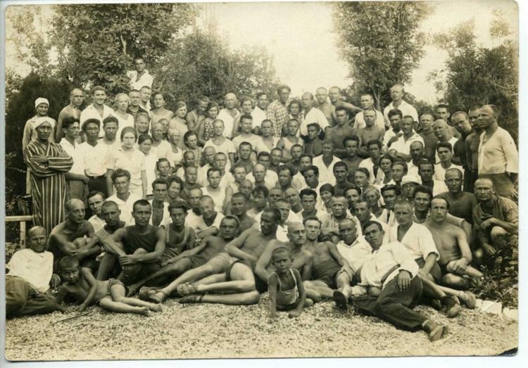 Рано ссср. Старые групповые фотографии. Советские групповые фотографии. Групповой ретро снимок. Старое групповое фото.