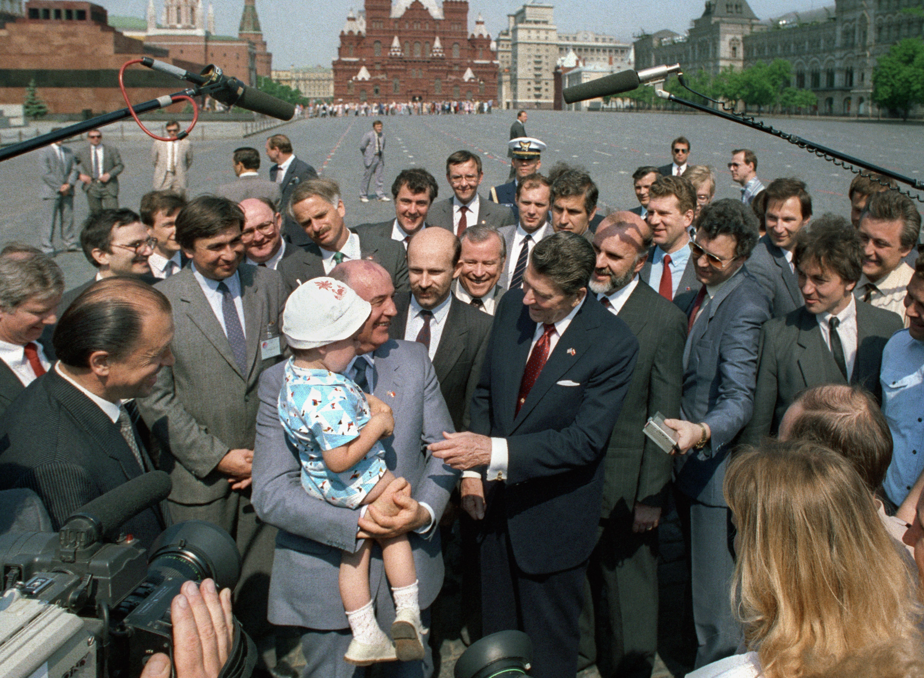 Дальнейшая перестройка. Визит Горбачева Рональд Рейган. Встреча Рейгана в Москве 1988. Горбачев и Рейган Москва 1988. Встреча Горбачева и Рейгана в Москве 1988.