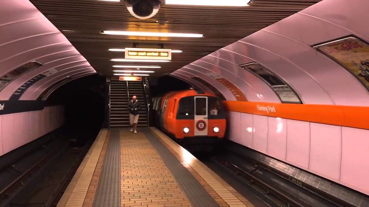 Английский про метро. Метро Лондона. Станция метро Subway Лондон. Андеграунд метро в Лондоне. Метропоезд Лондона 360.