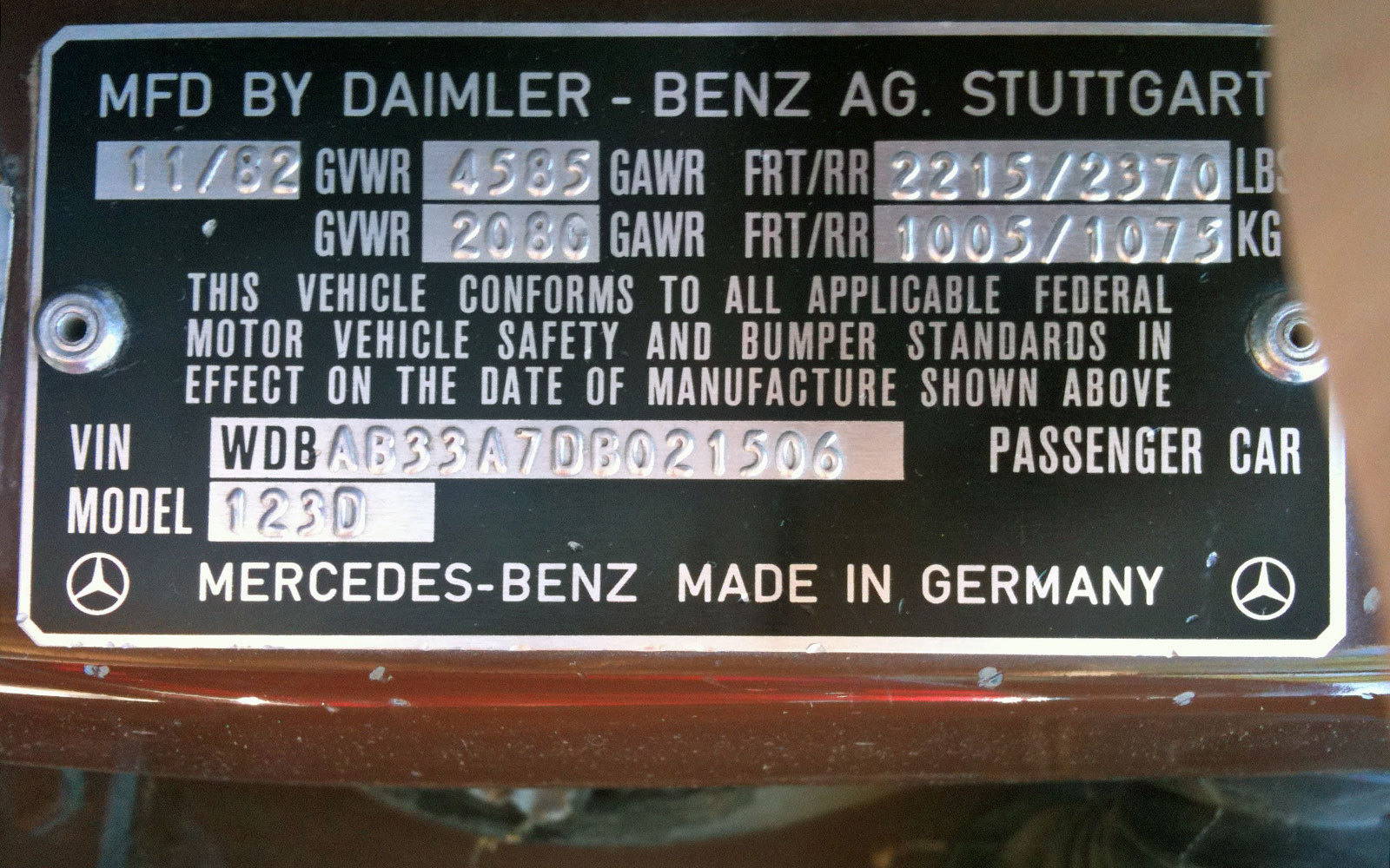 Вин что это значит. Вин номера Mercedes w123. Mercedes-Benz VIN табличка. VIN номер w124. Мерседес Бенц е200 табличка вин.