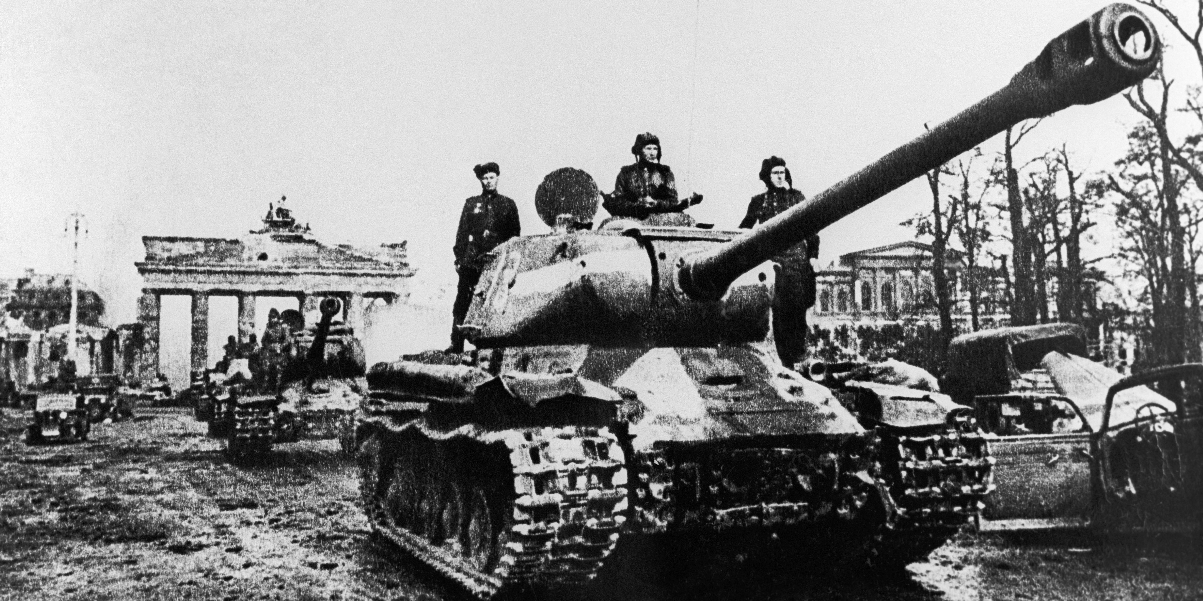 Танк войны ис. ИС-2 В Берлине. Танк ИС 2 ВОВ. ИС-2 В Берлине 1945.