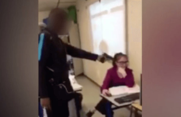 Одноклассница сняла видео. Учитель с пистолетом в школе. Учитель без головы. Учительница с пистолетом.