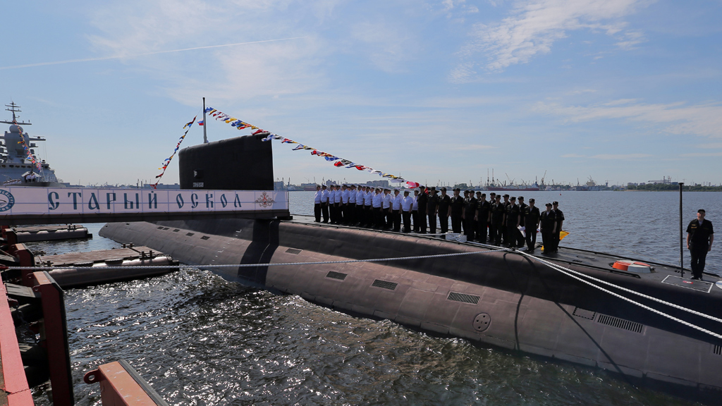 Подводная лодка мутной. Лодка 13 метров.