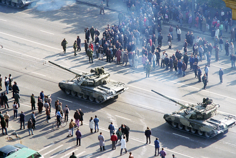 События 1993 года в москве. Октябрьский путч 1993 белый дом. Танки белый дом 1993. 1993 Октябрьский путч танки. Путч 1993 белый дом танки.