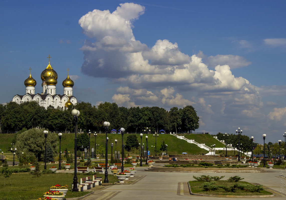 Ярославль фото города. Ярославль стрелка Успенский собор. Стрелка Ярославль. Золотое кольцо России Ярославль стрелка. Волга Ярославль стрелка собор.