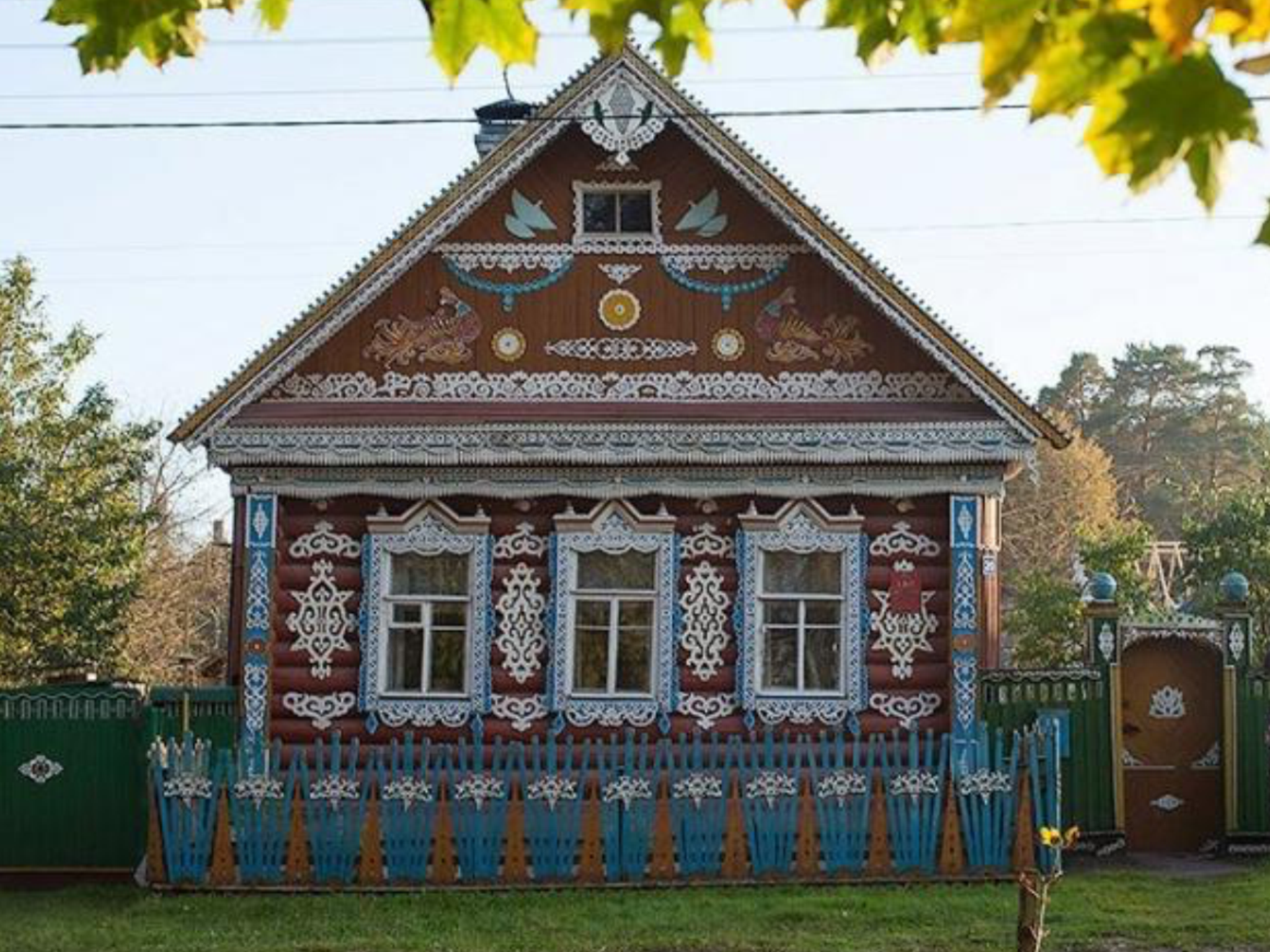 Изба муром. Терем с резными наличниками Свердловская область. Татарская изба в деревне. Традиционное жилище Марий Эл.