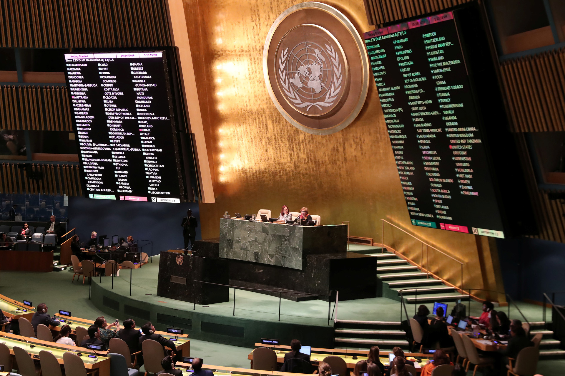 Зал оон. Генассамблея ООН 2022. Генассамблея ООН голосование. Генеральная Ассамблея ООН собрание. Зал заседания Генеральной Ассамблеи ООН.