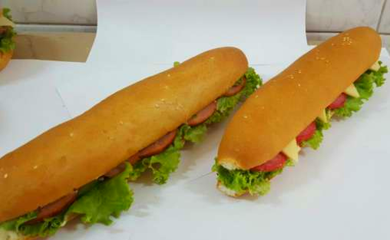Сэндвич алматы. Сэндвич Халяль. Бутерброд Халяль. Халяль сэндвичи Симба.