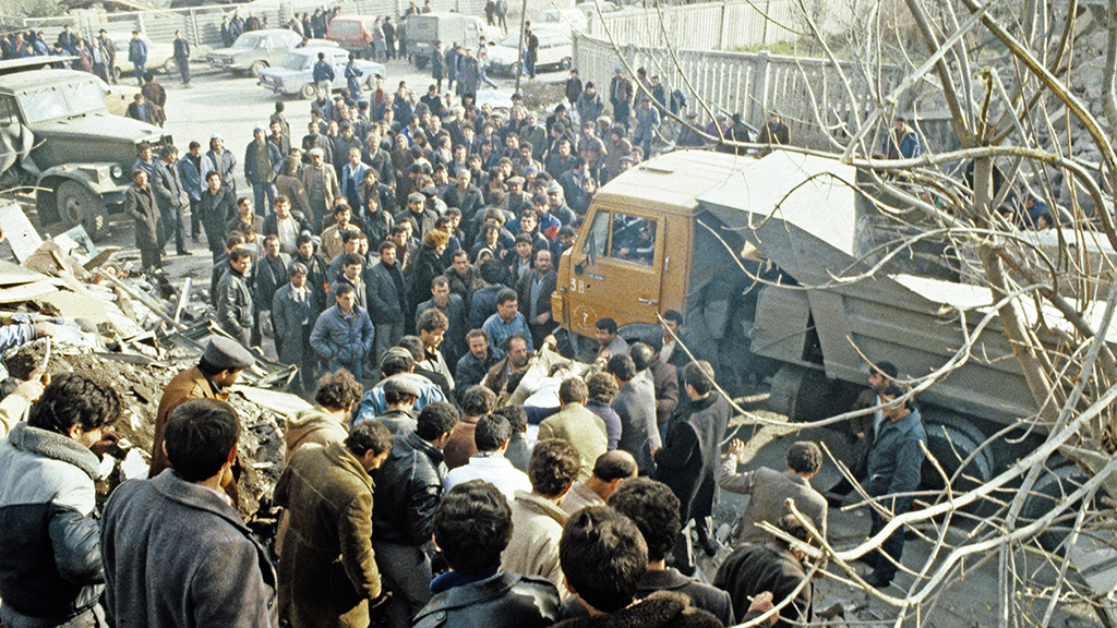 Ереван 1988. Спитакское землетрясение 1988. Спитак землетрясение 1988. Землетрясение в Армении в 1988.