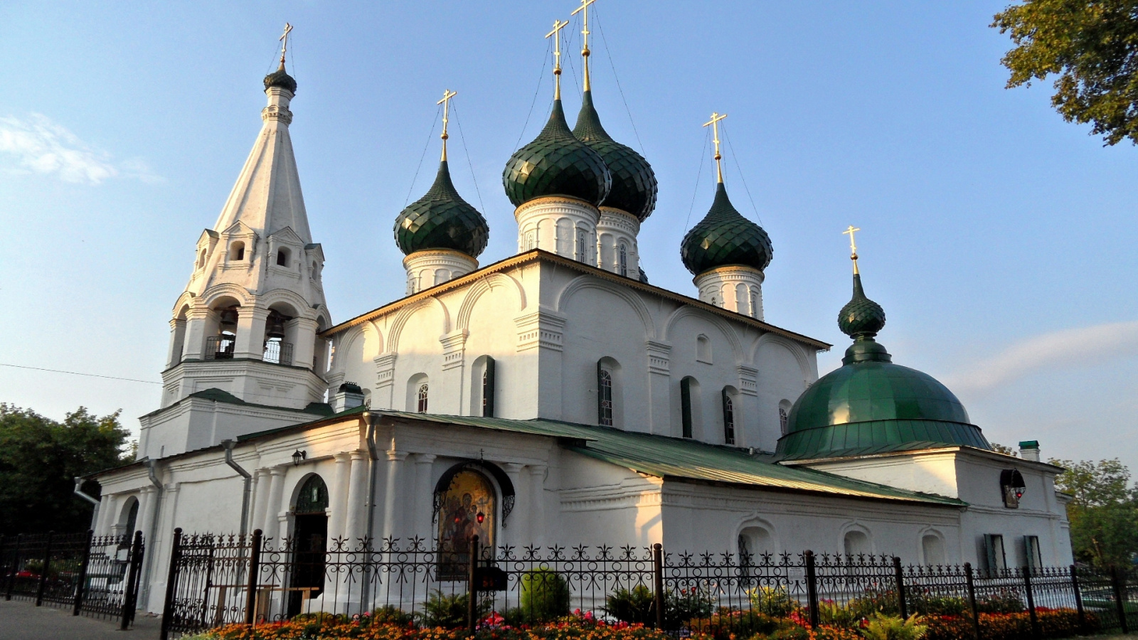 Ярославль достопримечательности. Церковь Спаса Преображения на городу Ярославль. Храм Спаса на городу Ярославль. Спасо — Преображенский монастырь, Церковь Ильи пророка. Церкви Ильи пророка и Иоанна Предтечи в Ярославле.