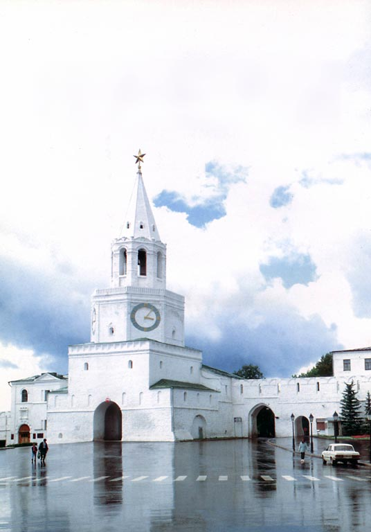 Казанский кремль режим. Спасская башня Казанский Кремль. Белый Кремль Казань. Башня белый Кремль Казань. Казанский Кремль Спасская башня фото.